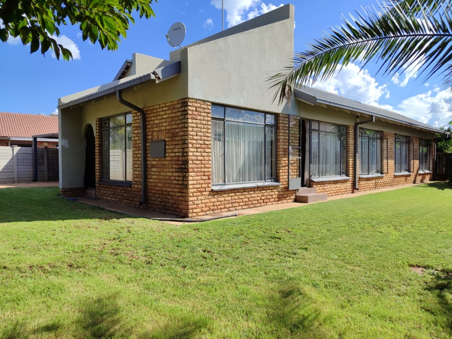 4 Bedroom Property for Sale in Lourenspark North West